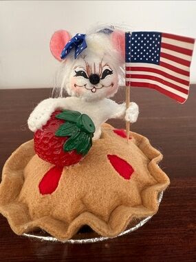 Vintage AnnaLee Americana Mouse on Strawberry Pie Figurine